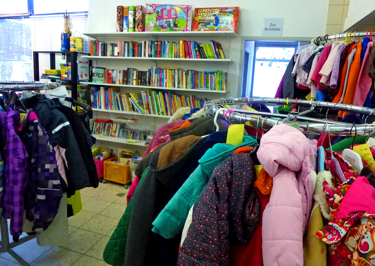 Tauschzentralen Kleiderladen Und Second Hand Geschafte Fur Kinderkleidung Spielzeug Und Zubehor Ich Spring Im Dreieck