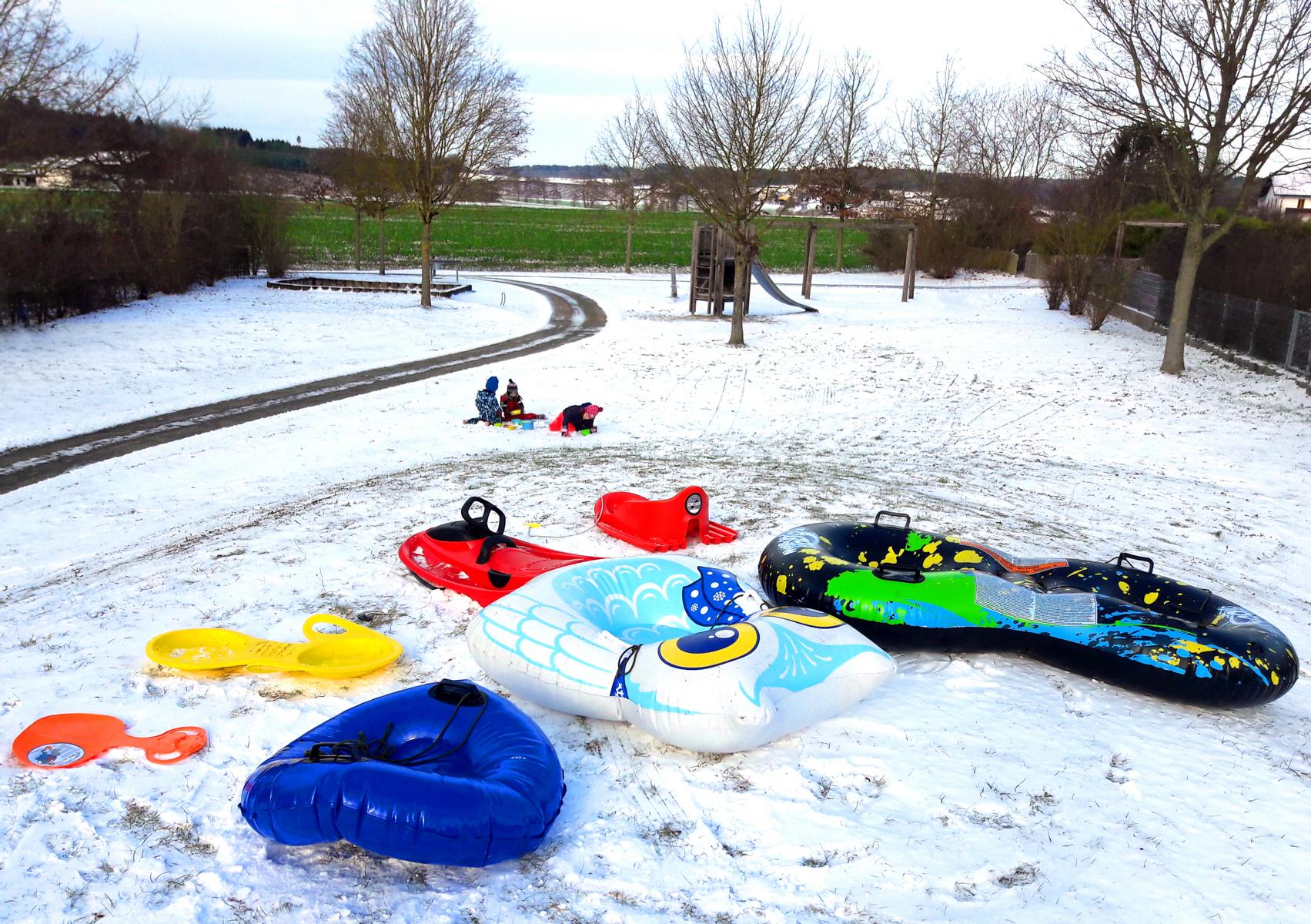 Der perfekte Schlitten für jede Schneehöhe: Snow Tubes, Lenkbobs, Popo- Rutscher, Babyschlitten,  - Ich spring im Dreieck