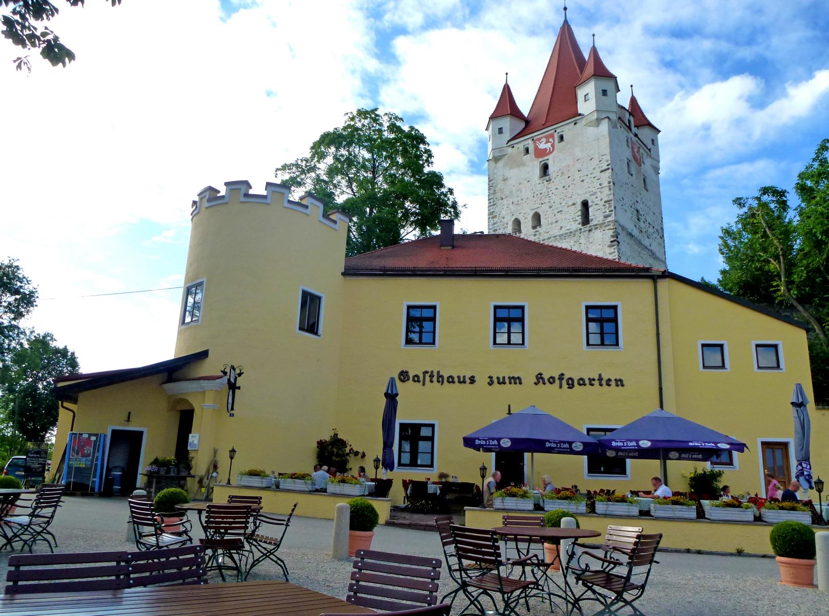 Turmbesteigung und Kastanien sammeln am neuen Spielplatz 