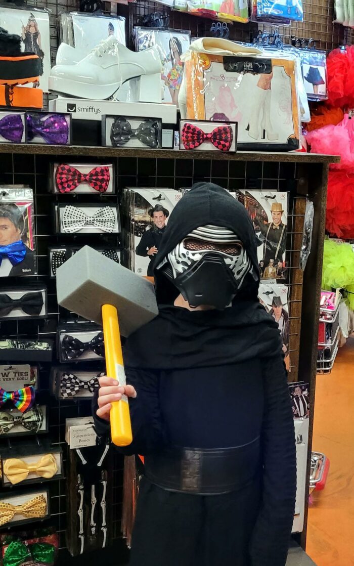 Geniale Faschingskostüme, beeindruckende Halloween-Deko und ein separates  Geisterhaus: der einmalige Horror-Shop in Pliening mit Lasertag und sogar  gruseligem Eis - Ich spring im Dreieck