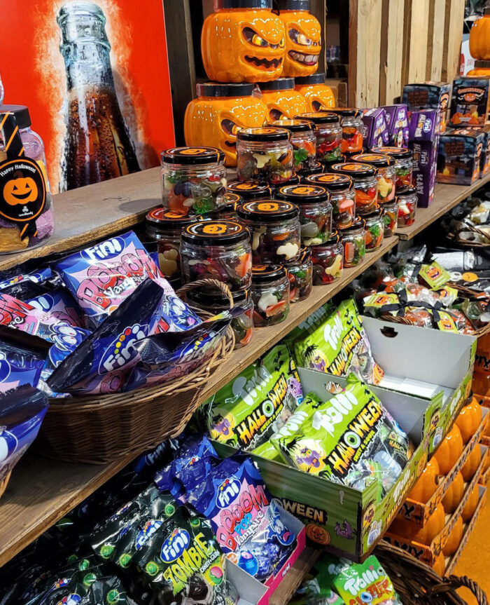 Geniale Faschingskostüme, beeindruckende Halloween-Deko und ein separates  Geisterhaus: der einmalige Horror-Shop in Pliening mit Lasertag und sogar  gruseligem Eis - Ich spring im Dreieck