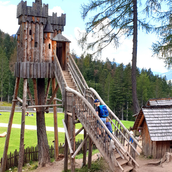 Dieses Bild hat ein leeres Alt-Attribut. Der Dateiname ist haunold_zwergendorf_ausflug_kinder_3_zinnen_mountain_card-700x700.jpg